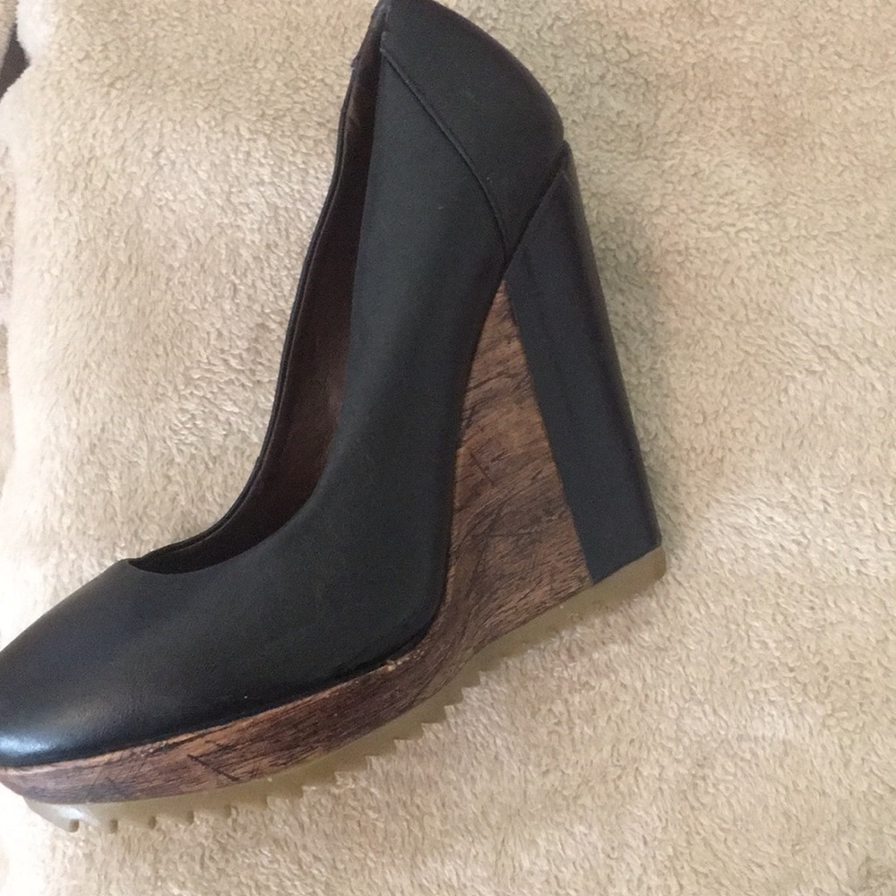Heels - Picture 2 of 3